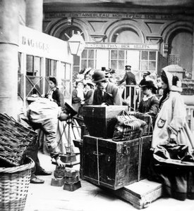 Passagers surveillant la pesée des bagages à la Gare de Lyon à Paris, à l