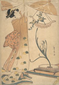 Une femme attachant un rideau, une composition florale de chrysanthèmes dans un vase en forme de bateau, vers 1805