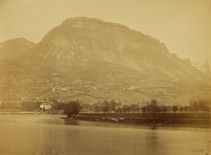 [Rivière Isère, Mont Saint-Eynard, Dent de Crolles vue de Grenoble, France]. - V. Muzet