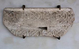 Pierre avec inscription et décorations