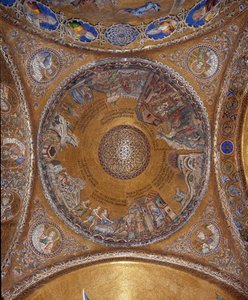 Vue du dôme avec des mosaïques sur fond doré illustrant la vie de Moïse. Dans les pendentifs, les quatre prophètes Salomon, David, Zacharie, Malachie. Début du XIIIe siècle. Basilique San Marco - Veneto Byzantine School