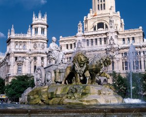 Fontaine de Cybèle représentant la déesse Cybèle dans un char tiré par deux lions, construite en 1782 par Ventura Rodriguez (1717-1785) derrière, vue du Palais des Communications, Plaza de Cibeles, Madrid - Ventura Rodríguez