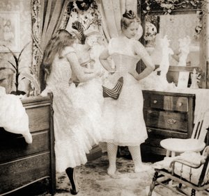 Réduire le surplus, carte stéréoscopique représentant une jeune femme serrée dans un corset, vers 1900 - Vermont, USA H.C. White Company