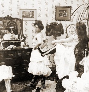 Carte stéréoscopique représentant une femme serrée dans un corset, c.1900 - Vermont, USA H.C. White Company