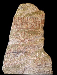 Une stèle avec des inscriptions runiques représentant un cavalier viking avec un chien