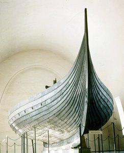 Navire viking (drakkar) de Gokstad près d