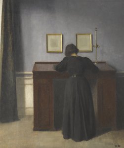 Ida debout à un bureau