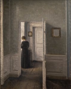 Intérieur avec une femme debout
