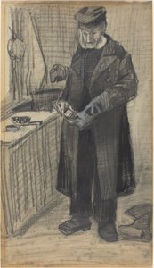 Homme polissant une botte