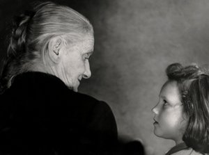 Le regard de la grand-mère (photo n/b)