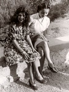 Deux jeunes filles assises sur un mur, Italie, vers 1940 (photo n/b) - Vincenzo Balocchi