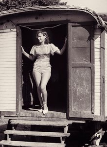 Jeune femme sur une voiture de cirque, vers 1960 (photo n/b) - Vincenzo Balocchi