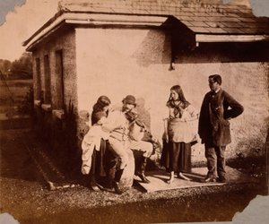 Des enfants écoutent un homme jouant du violon, c.1859-61 - Viscountess Hawarden