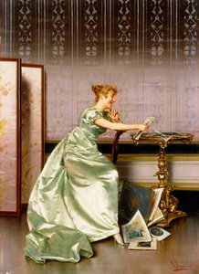 Une dame élégante admirant un portfolio de gravures - Vittorio Reggianini