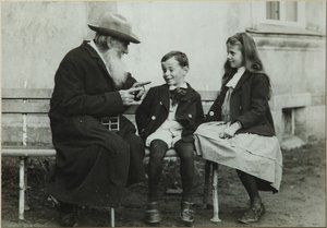 Léon Tolstoï avec ses petits-enfants Léon et Sofia, 1909