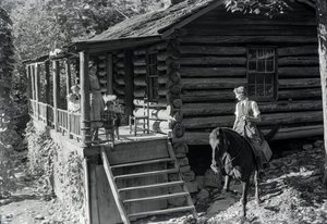 Femme, possible travailleuse de la santé, à cheval rendant visite à des voisins ou à la famille - Volkmar Wentzel