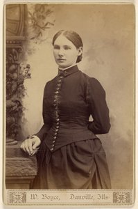 [Femme non identifiée, debout]
