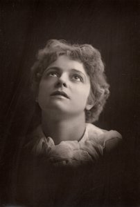 Olga Brandon (née en 1865) actrice australienne - W. and D. (after) Downey