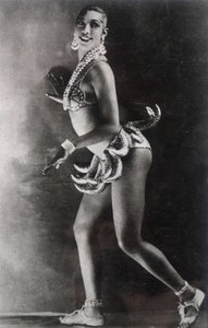 Joséphine Baker vêtue d