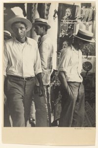 Personnes dans le kiosque à journaux du centre ville de La Havane - Walker Evans