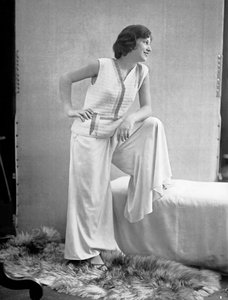Modèle portant une robe créée par Anita Pittoni, vers 1940 (photo n/b)