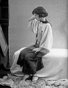 Modèle portant une robe créée par Anita Pittoni, vers 1940 (photo n/b)