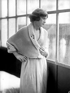 Modèle portant une robe créée par Anita Pittoni, vers 1940 (photo n/b)