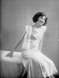 Modèle portant une robe créée par Anita Pittoni, vers 1940 (photo n/b)