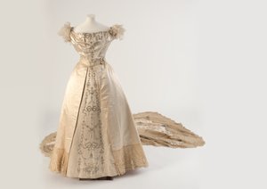 Robe de cour en soie crème brodée et traîne