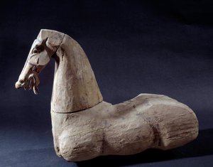 Art chinois : Cheval en bois. Sculpture de la période Han avant. Paris, Musée Cernuschi