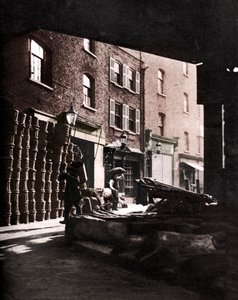 Paniers de fruits empilés contre des maisons au Borough Market, Londres, 1926-1927 - Whiffin