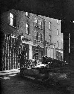 Paniers de fruits empilés contre des maisons au Borough Market, Londres - Whiffin