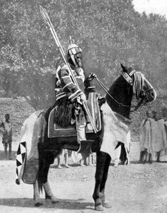 Garde du corps royal en armure ancienne, nord du Nigeria, 1936 - Wide World Photos