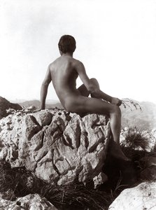 Jeune homme posant sur un rocher