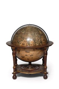 Grande paire de globes de bibliothèque, le terrestre 1645/48, le céleste après vers 1630
