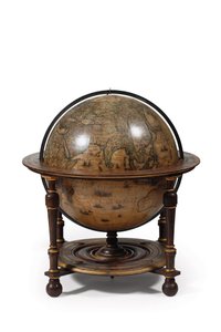 Grande paire de globes de bibliothèque, le terrestre 1645/48, le céleste après c.1630