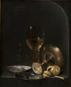 Nature morte. Petit déjeuner dans une niche en pierre