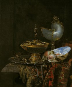 Nature morte avec bol Holbein, coupe Nautilus, gobelet en verre et plat de fruits