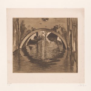 Vue sous un pont avec deux barques