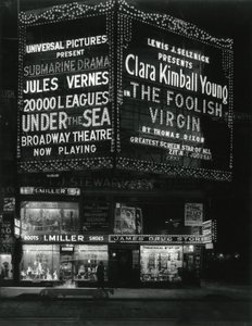1554 Broadway à la 46e rue, I. Miller Shoes; James Drug Store, et grandes marquises pour les films illuminées au-dessus. - William Davis Hassler