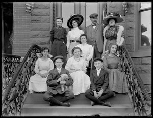 Portrait de groupe Bease : hommes, femmes, enfants et petit chien, vers 1910