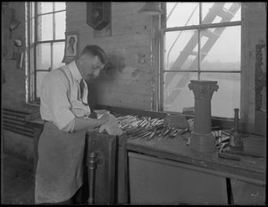 Sculpteur travaillant sur des ornements de cercueil, Oneida, New York, 3 avril 1916 - William Davis Hassler