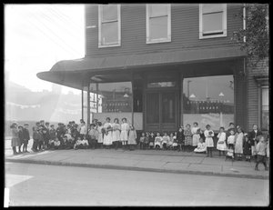 Des enfants posent devant une succursale non identifiée de la bibliothèque publique de Queens Borough, New York, vers 1910