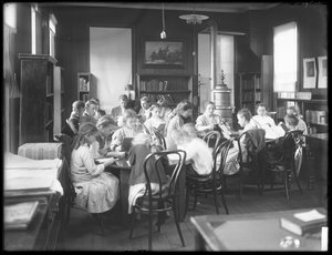 Enfants lisant dans la salle de lecture d