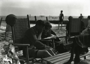 Couple lisant sur la plage, Coney Island, vers 1910-21 - William Davis Hassler