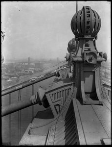 Détail des pinacles au sommet du pont de Manhattan - William Davis Hassler