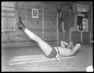 Le boxeur anglais William Thomas Wells (Bombardier Billy Wells), posant en tenue d