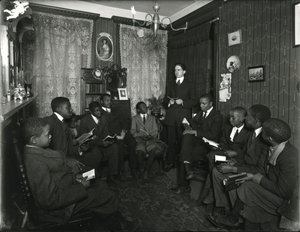 Leçon du Comité évangélique chez Mme Bostick, 72 West 99th Street, M. Rockwood enseignant à un groupe de jeunes hommes et garçons afro-américains