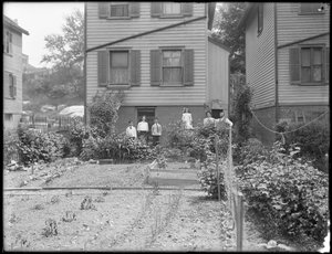Famille posant à côté de leur jardin potager, Inwood, New York, c.1910
