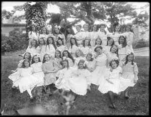 Portrait de groupe de petites filles non identifiées, probablement l